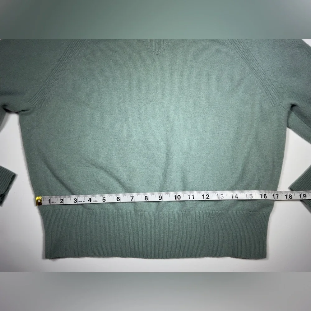 J. Crew Green Crew Neck Sweater 100 % CASHMERE 💚🪾